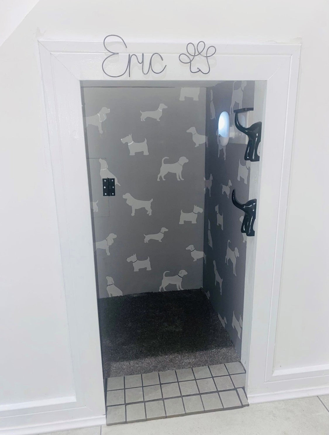 Dog/cat name with pawprint wire sign